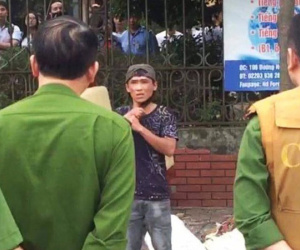 Giải cứu nam thanh niên 'ngáo đá', tự cứa dao vào cổ