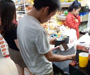 Ngôn tình trong đời thường: Mù chữ vẫn kiên nhẫn hỏi người lạ mua loại thuốc xịt muỗi nào an toàn cho bà bầu, chồng nghèo khiến cả ngàn người rơi nước mắt