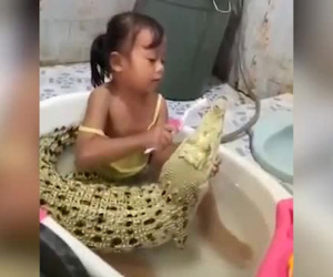 Video: Bé gái đánh răng cho cá sấu trong khi đang tắm chung bồn