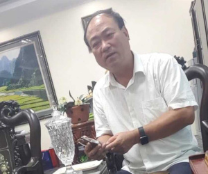 Vụ ô tô chở Chủ tịch HĐND tỉnh Ninh Bình đeo 2 biển xanh: 'Trên tạo điều kiện, chả nhẽ dưới không đăng ký'