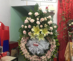 Đặt vòng hoa viếng đám ma trên mạng, khách sốc tận óc khi nhận được vòng hoa hồng như cổng cưới