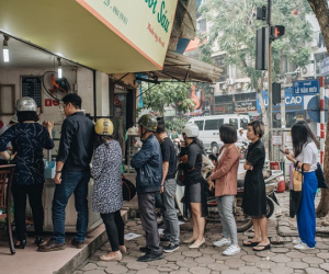Quán chè cứ Tết Hàn thực người Hà Nội lại xếp hàng dài, chờ đến 30 phút để mua bánh trôi, bánh chay