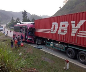 Xe container đối đầu ôtô khách, quốc lộ 6 tê liệt