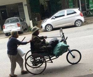 Cặp vợ chồng nhặt vỏ lon gây xúc động với chuyện tình 'tôi là mắt của bà, bà là chân của tôi'