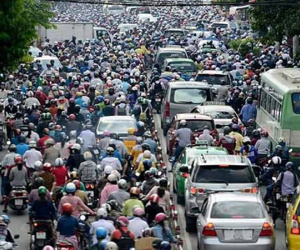Lái xe ô tô ở Việt Nam - Đủ cái 'ấm ức' của cánh tài xế!