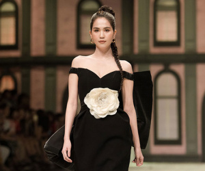 Ngọc Trinh diện váy xẻ ngực, trễ vai làm vedette