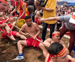 Trai tráng to khoẻ, mình trần ngồi thi kéo co giữa trời nắng