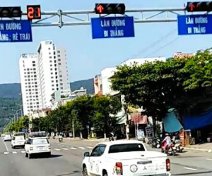 Truy tìm đoàn ôtô ngang nhiên vượt đèn đỏ tại giao lộ ở Đà Nẵng