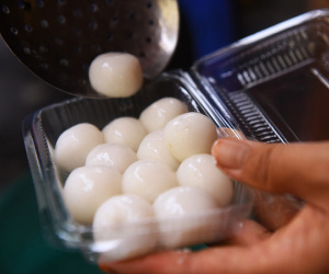 Video - Ảnh: Người Hà Nội xếp hàng mua bánh trôi, chay dịp Tết Hàn thực