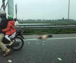 Xe tải tông trúng xe máy chở cả gia đình, bố tử vong tại chỗ, mẹ và con nhỏ nguy kịch