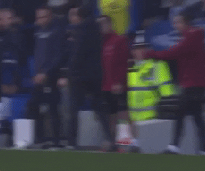 Bất mãn khi bị rút ra khỏi sân, Mesut Oezil vứt áo về phía HLV Unai Emery