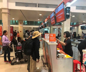 Giận bạn gái, đùng đùng đòi xuống máy bay