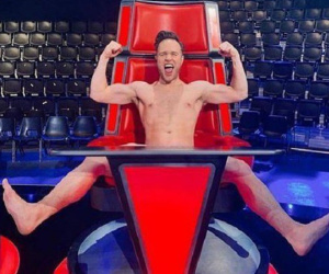 HLV The Voice khỏa thân mừng chiến thắng học trò gây tranh cãi