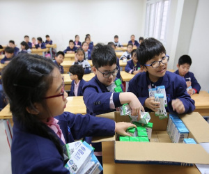 Nhiều lợi ích không ngờ, phụ huynh Hà Nội 'ngất ngây' với Sữa học đường