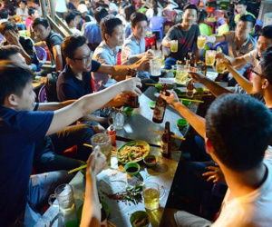 TP.HCM: Thuế rượu bia cứ tăng, người uống cứ uống