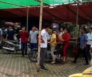 Từ chối nhận 5 nghìn đồng cho 7 người đi vệ sinh, chủ hộ kinh doanh bị đánh gục