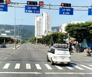 Video Đà Nẵng: Đoàn xe ô tô ngang nhiên vượt đèn đỏ trên đường Ngô Quyền
