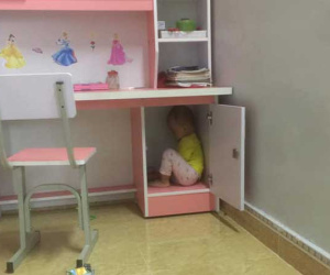 Vừa đi đánh răng ra đã thấy con 'mất tích', mẹ trẻ không nhịn nổi cười khi phát hiện việc bé đang làm