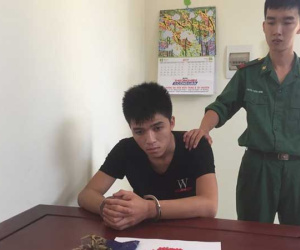 Gói 200 viên ma túy trong lá chuối, vận chuyển qua biên giới