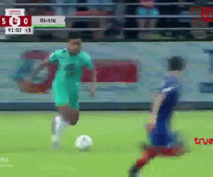 Hài hước: Pha đi bóng như Messi rồi ngã sấp mặt của sao Thái Lan từng ghi bàn ở chung kết AFF Cup