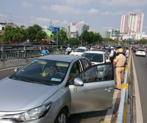 Hàng loạt ôtô tông liên hoàn, dính chùm trên cầu vượt Ngã tư Hàng Xanh