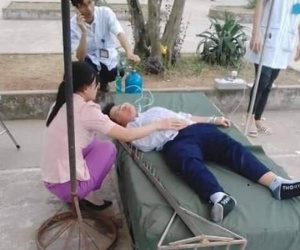 Học sinh lớp 6 bị cột nhảy cao ghim trúng đầu trong giờ thể dục