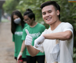 Sau giờ tập bóng, Quang Hải xắn tay tham gia 'thử thách dọn rác' và cái kết mãn nguyện