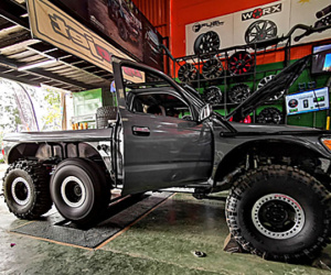 Xe bán tải Toyota Tacoma 6 bánh độc nhất Việt Nam