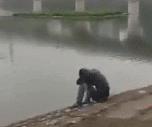 Xôn xao clip thanh niên gục đầu khóc cả đêm bên hồ khi người yêu 5 năm đòi chia tay vì ham giàu sang
