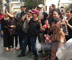 Youtuber vây kín livestream, người dân hiếu kỳ đu bám đòi chụp ảnh cùng nghệ sĩ đến viếng đám tang Anh Vũ