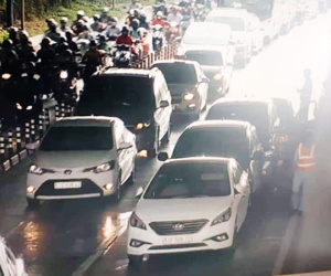 4 ôtô tông liên hoàn trong hầm vượt sông Sài Gòn
