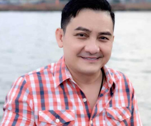Bất ngờ khi mở ba chiếc vali của nghệ sĩ Anh Vũ mang về từ Mỹ