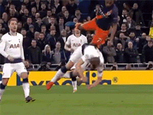 CĐV phẫn nộ với pha đánh nguội của Fernandinho dành cho Harry Kane