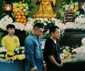 Dàn nghệ sĩ không giấu nổi đau buồn, bật khóc trong tang lễ Anh Vũ ngày thứ 2