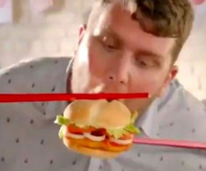 Giễu người Việt ăn bánh kẹp dùng đũa, Burger King phải xin lỗi, gỡ bỏ
