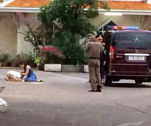 Góc khuất cung điện hoàng gia: Sự thật nghẹn ngào đằng sau bức hình Hoàng tử nhỏ Thái Lan quỳ lạy mẹ trên manh chiếu nhỏ được lan truyền trên mạng xã hội