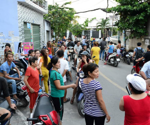 Người dân vây kín nhà riêng Phúc XO khi cảnh sát khám xét