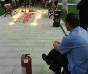 Thanh niên thắp nến tỏ tình lãng mạn dưới sân ký túc xá, bác bảo vệ có tâm chuẩn bị sẵn bình chữa cháy ngồi ngay bên cạnh