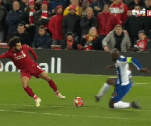 VAR lại gây tranh cãi: Salah thoát thẻ đỏ khó tin sau pha vào bóng triệt hạ với tiền vệ Porto