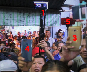 Video: Đội quân livestream đeo bám tại đám tang nghệ sĩ Anh Vũ lúc tối muộn
