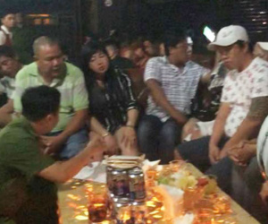 Cảnh sát đột kích quán bar nổi tiếng ở Sài Gòn