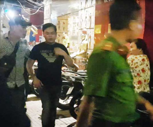 Khám xét karaoke XO xuyên đêm, Phúc XO được đưa lên xe đặc chủng