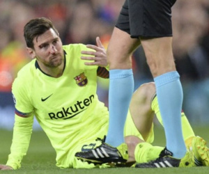 Messi nói gì khi bị Smalling 'đánh' rách mắt, chảy máu cam?