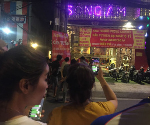 Người dân háo hức livestream cảnh công an xuyên đêm khám xét quán karaoke của Phúc XO