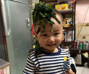 Nhân lúc cả nhà đang ăn cơm, cậu bé này liền làm một việc 'động trời' khiến mẹ định phạt mà cuối cùng phải cười không nhặt được miệng