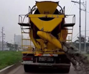 Video: Xe trộn bê tông vô tư rửa bồn rồi xả thẳng xuống đường giữa Hà Nội