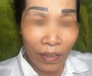 Chọn mặt gửi nhầm chỗ, nữ khách hàng nhận về ngay đôi lông mày 'chị em' với bản gốc khiến ai nhìn cũng bật cười