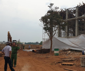 Đắk Lắk: Công trình đang thi công, hàng tấn giàn giáo đổ sập