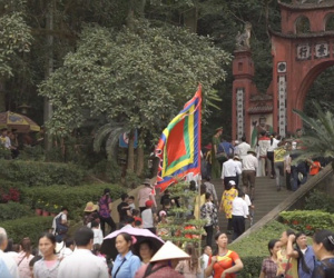 Hàng ngàn người dân nườm nượp kéo về Đền Hùng trong ngày khai hội