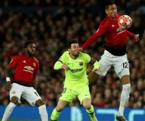 Mourinho bảo vệ Smalling sau pha thúc cùi chỏ Messi
